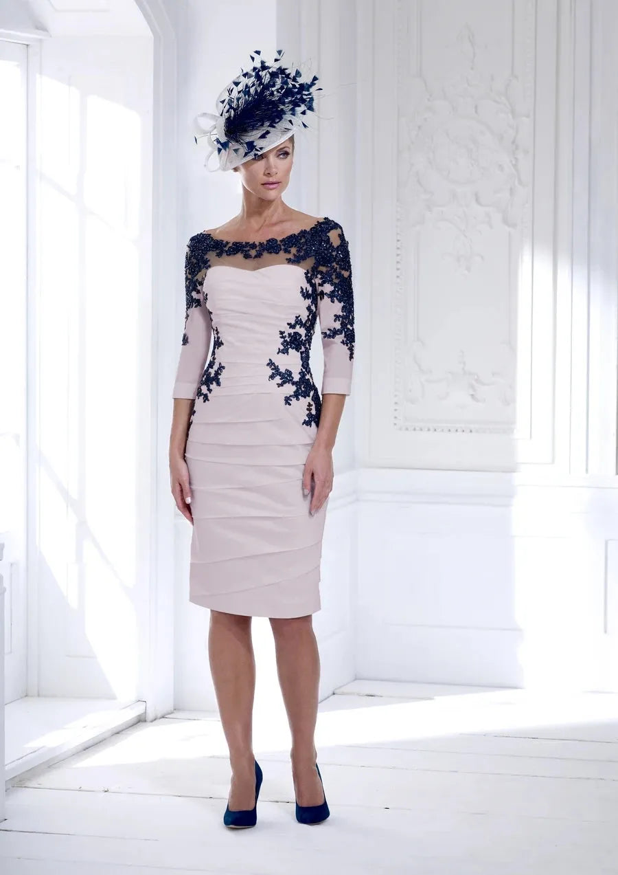 Classic Holy White Mother of the Bride Dresses Boat Neckline Knee Length Wedding Guest Dress 3/4 Sleeves Applique