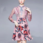 2024 New Women's Summer Fashion Retro Print Stand Up Neck Lace Splice Style Bow Slim Fit Long Sleeved Mid Length Version Dress