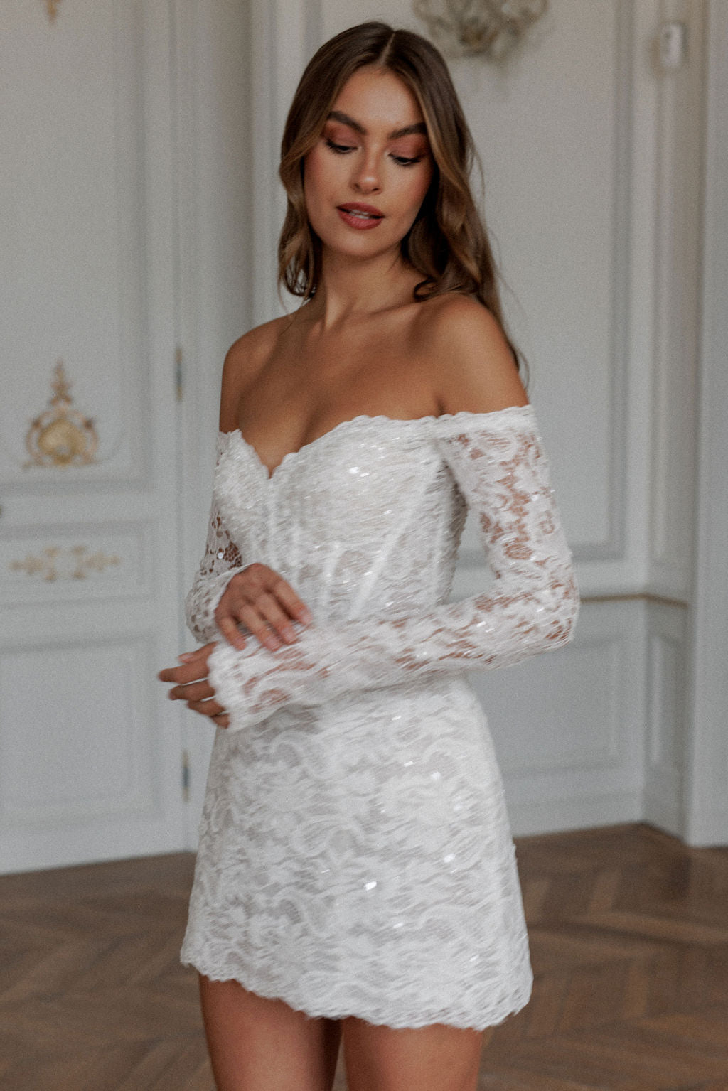 Mini vestidos de novia de corte en A de encaje completo con purpurina, vestidos de novia cortos de manga larga con escote en forma de corazón y hombros descubiertos, vestidos de novia