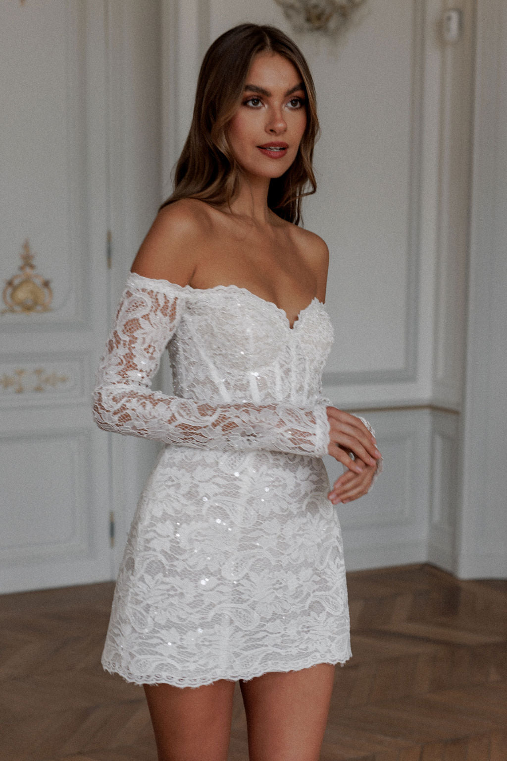 Mini vestidos de novia de corte en A de encaje completo con purpurina, vestidos de novia cortos de manga larga con escote en forma de corazón y hombros descubiertos, vestidos de novia