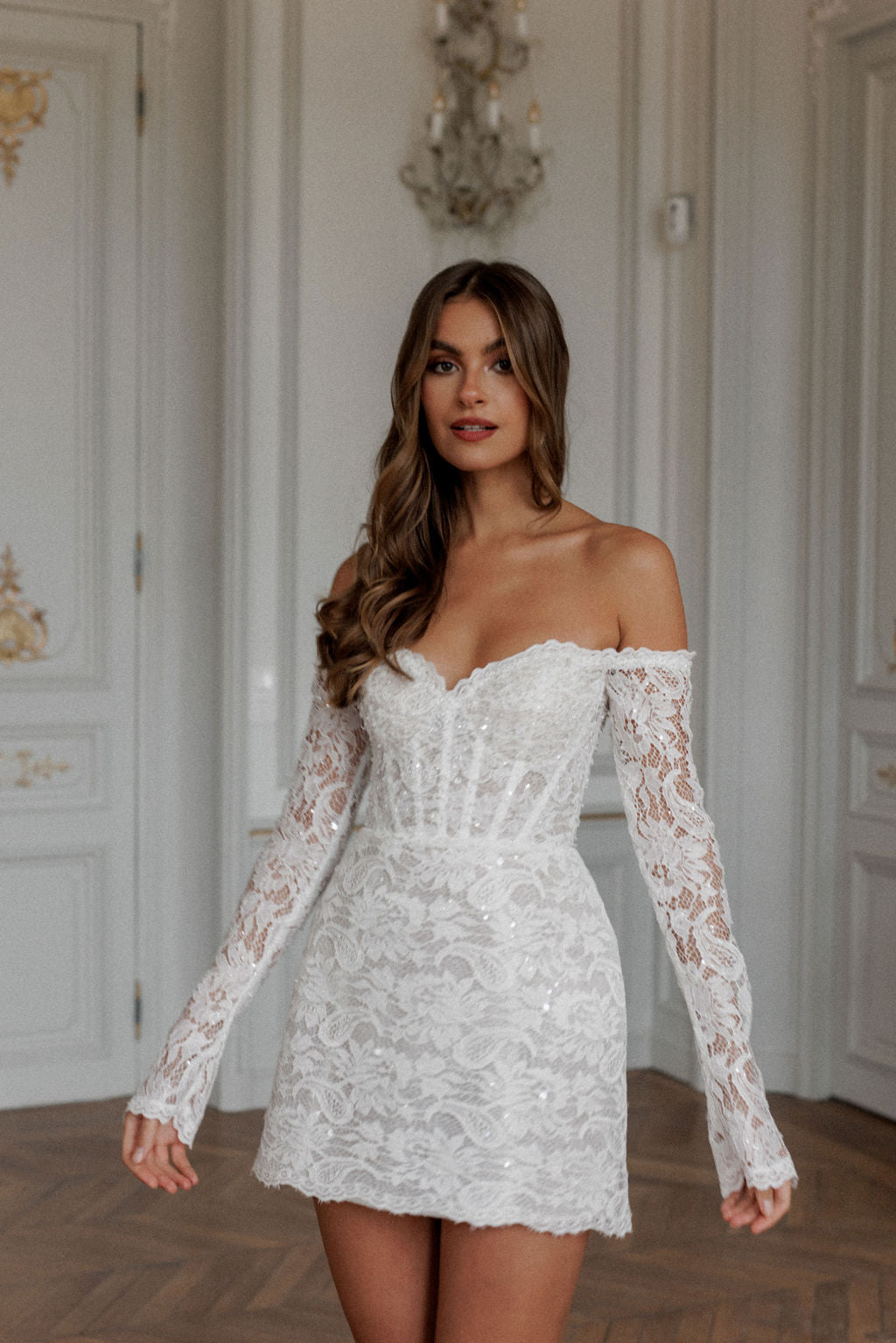 Mini vestidos de novia de corte en A de encaje completo con purpurina, vestidos de novia cortos de manga larga con escote en forma de corazón y hombros descubiertos, vestidos de novia