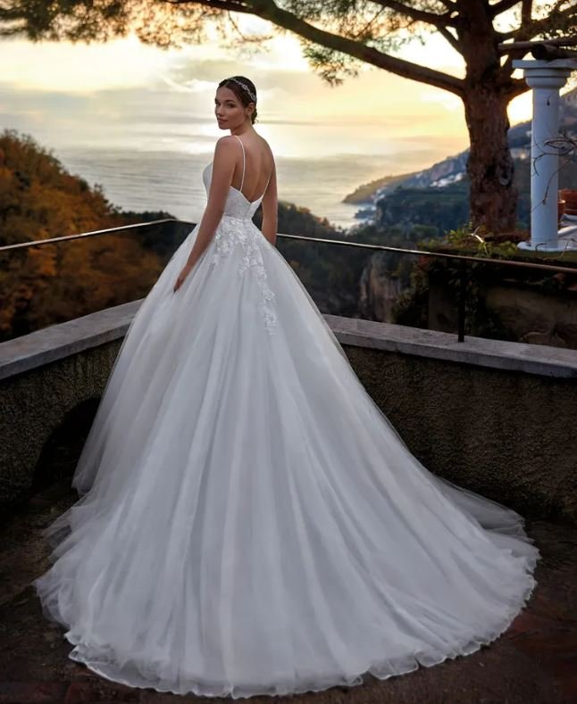 Semplice elegante abito da sposa swing sexy cinghia italiano a v-collo senza schienale con abito da festa da sposa da giardino da spiaggia da pavimento