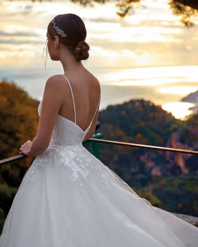 Semplice elegante abito da sposa swing sexy cinghia italiano a v-collo senza schienale con abito da festa da sposa da giardino da spiaggia da pavimento