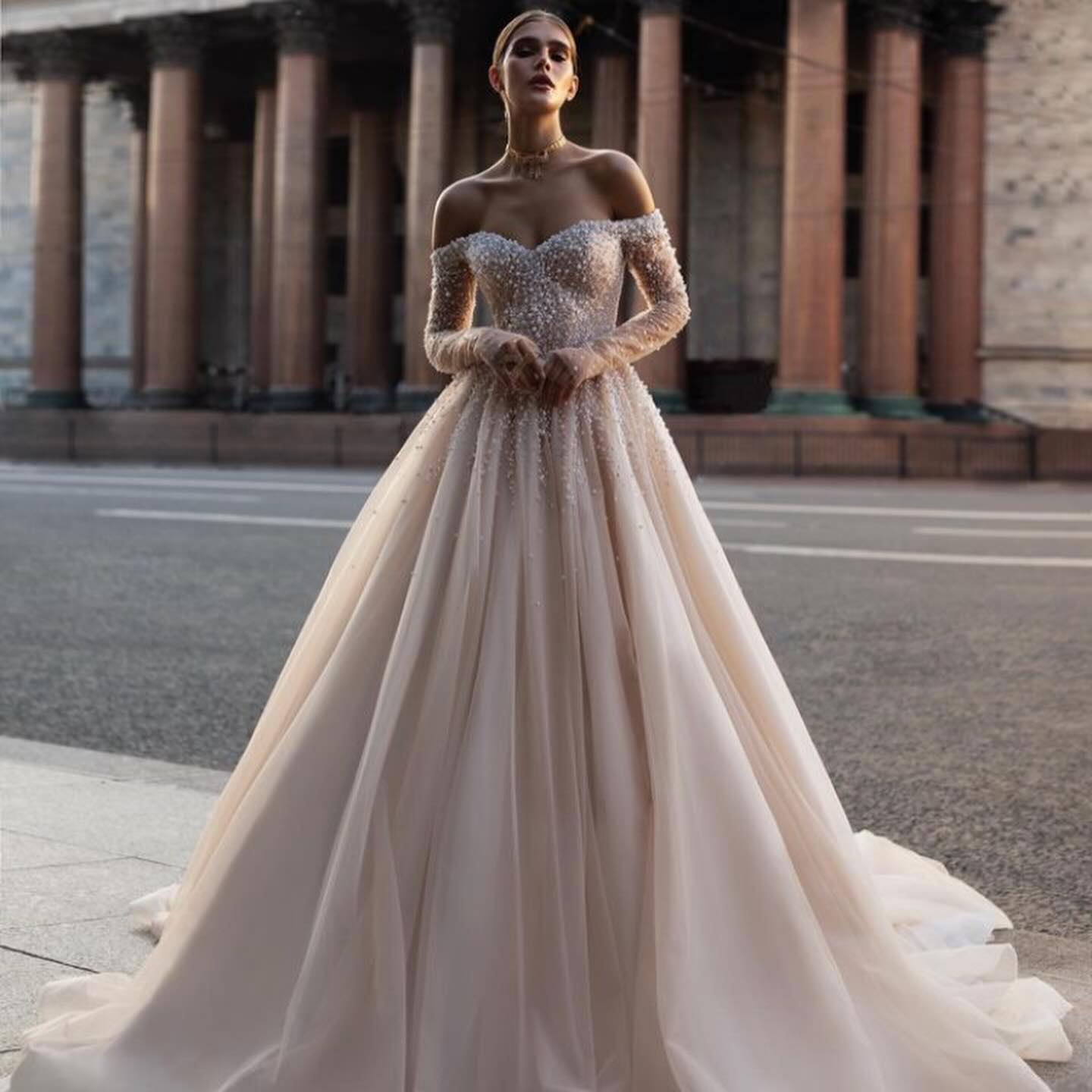 Abito da sposa grazioso fuori dalla spalla abito perle scintillanti per le perle per perle per la sposa di lusso a un abito da sposa lungo da sposa