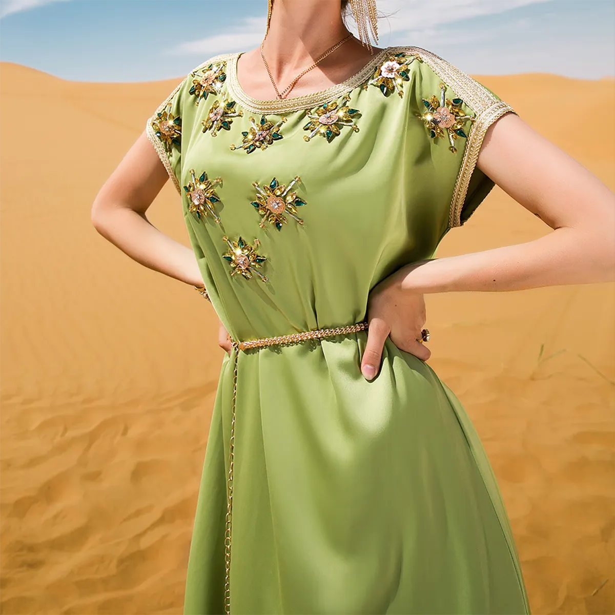 Satin reiner Handarbeit Strass und Chic Solid Short Sleeve O-Neck Gürtelkleidung eleganter muslimischer Sommer lang 2023