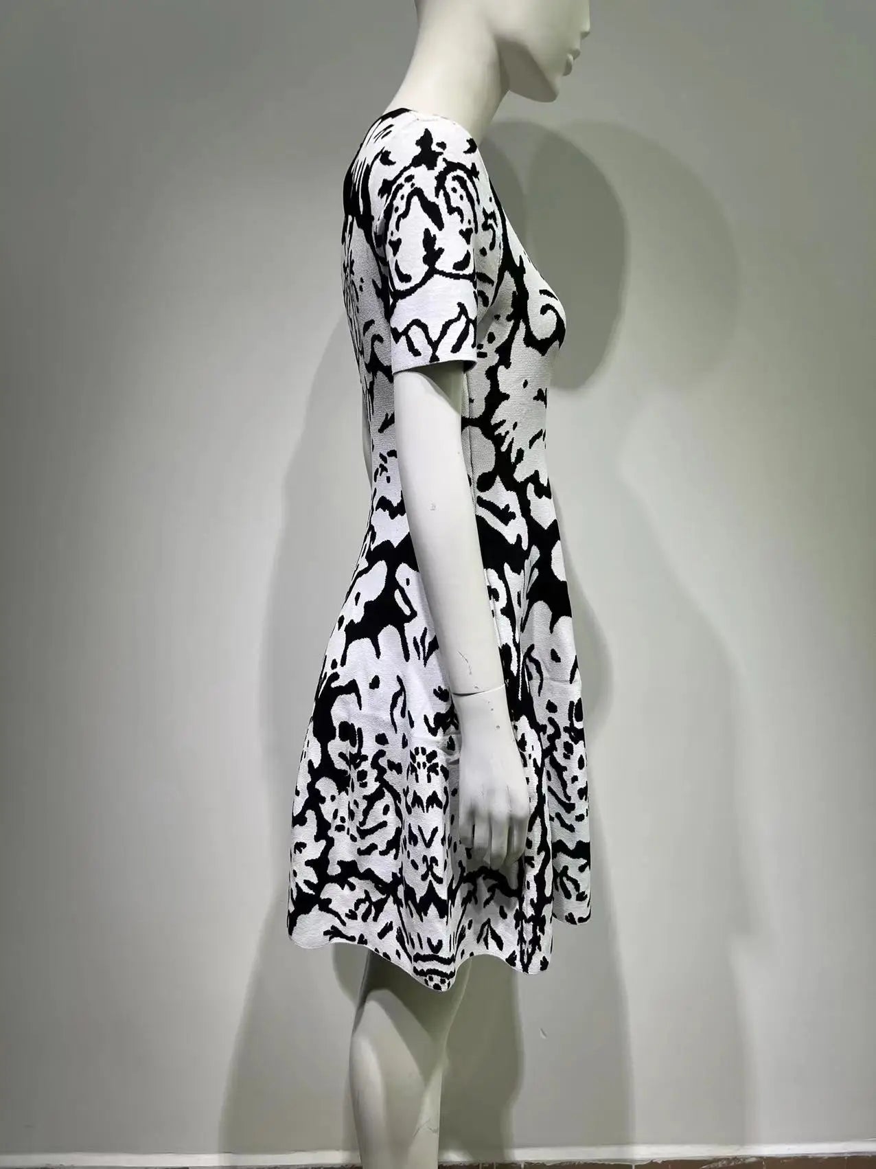 2024 New Arrival Summer White Jacquard Leopard Pattern Slim Fit Bandage Dress with Round Neck Style Commuting Big Swing Knitted