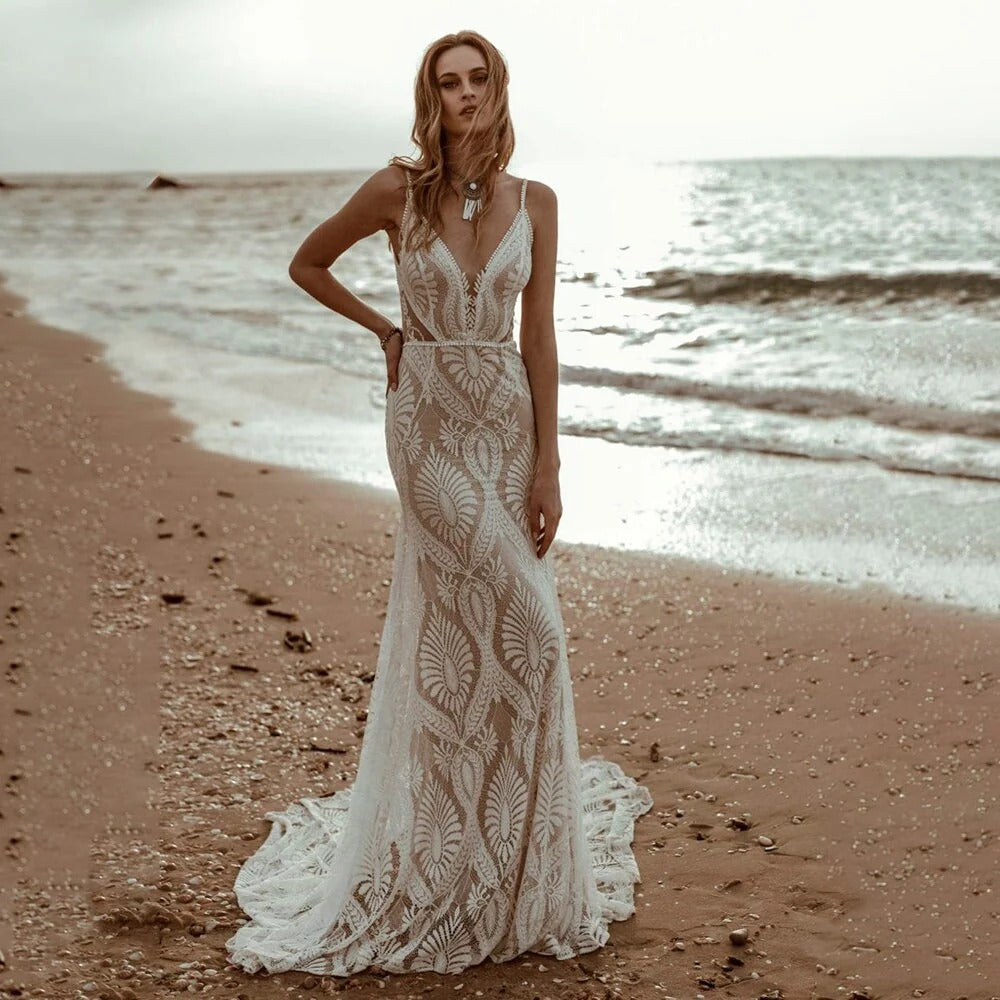 Vestido de novia de encaje con tirantes finos de playa, vestidos de novia bohemios con espalda descubierta hechos a medida, escote en V profundo, largo rústico, sirena nupcial Bohemia 