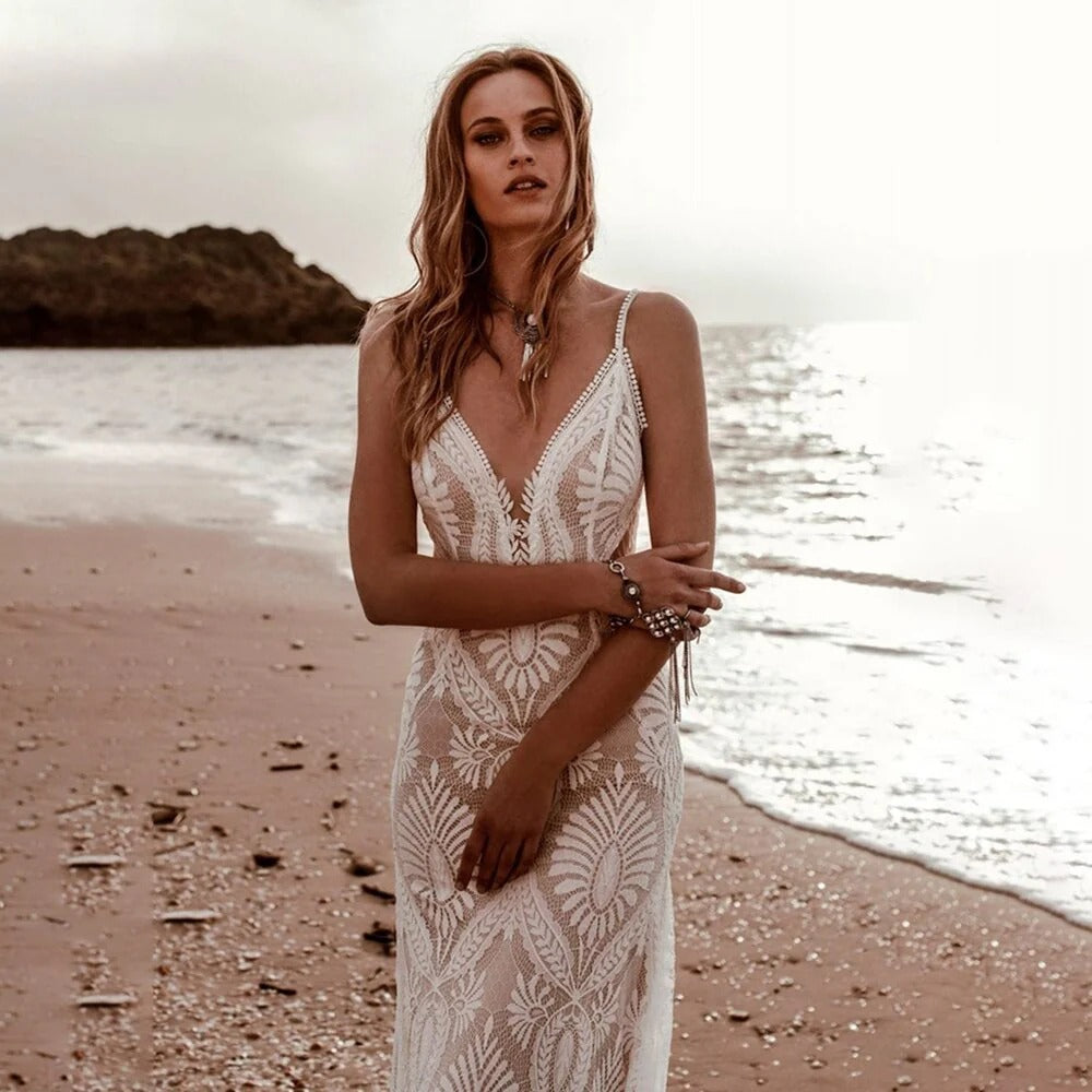 Vestido de novia de encaje con tirantes finos de playa, vestidos de novia bohemios con espalda descubierta hechos a medida, escote en V profundo, largo rústico, sirena nupcial Bohemia 