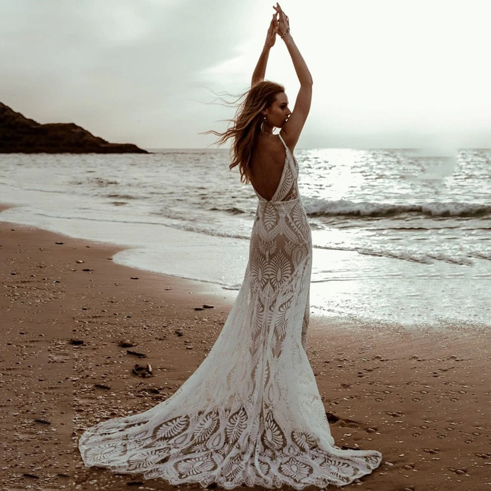 Vestido de novia de encaje con tirantes finos de playa, vestidos de novia bohemios con espalda descubierta hechos a medida, escote en V profundo, largo rústico, sirena nupcial Bohemia 