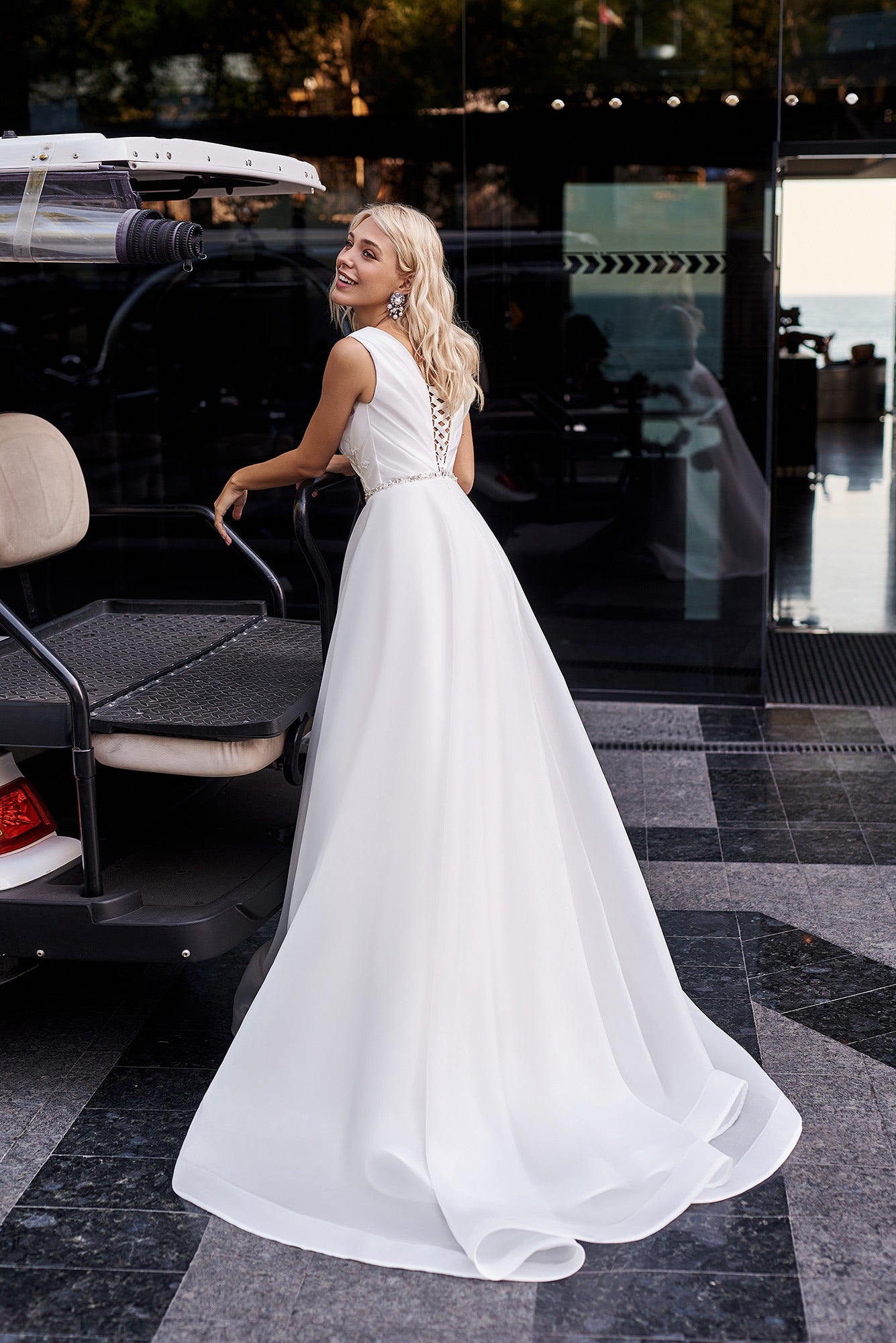 A-Line Wedding Dress V-Neck Tulle A-Line For Women Customize To Measures Floor Length Sleevelss With Belt Bridal Gowns Elegant