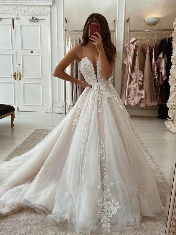 A-Line Boho Wedding Dress V-Neck Straps Appliqued Lace Bridal Gowns Elegant Long Train Tulle Beach Princess Wedding Party Dress