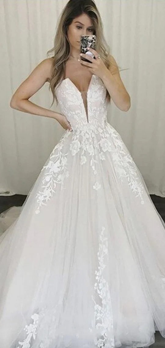 A-Line Boho Wedding Dress V-Neck Straps Appliqued Lace Bridal Gowns Elegant Long Train Tulle Beach Princess Wedding Party Dress