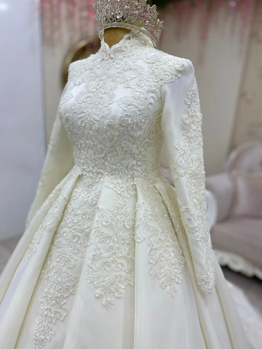 Apliques de renda Vestidos de noiva muçulmanos de manga comprida pescoço alto tule cetim vestidos de noiva Robe de Mariage