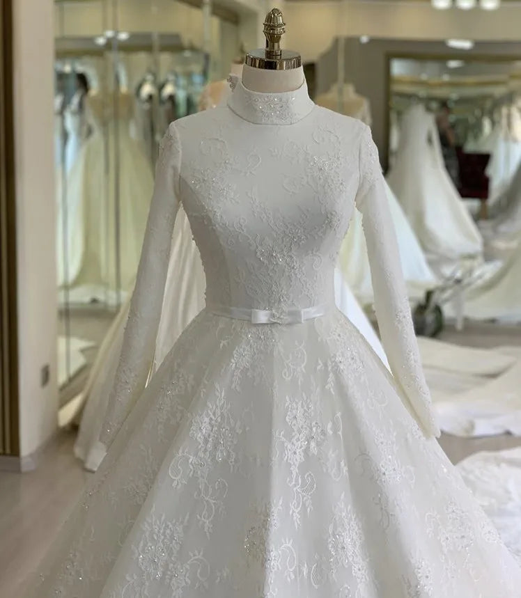 Eleganti maniche lunghe a collo alto in pizzo abiti da sposa musulmani A-Line con cerniera in rilievo perla con fiocco di prua