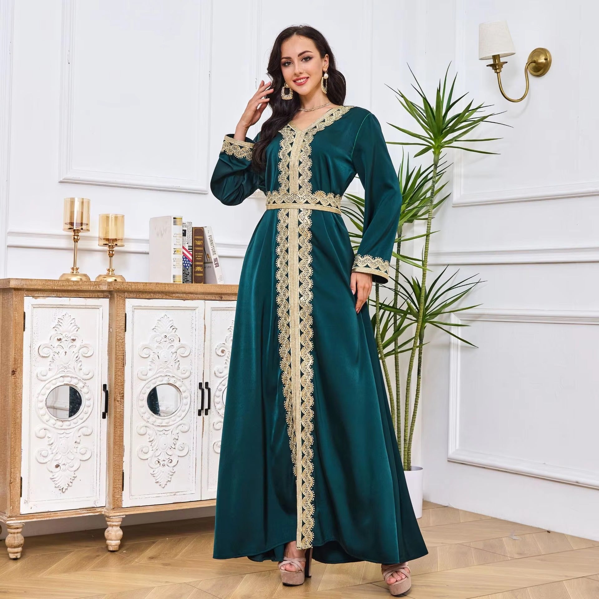 Mode Marokkaanse Abaya vrouwelijke Arabische vaste tape trim Volle mouw V-hals split zoom sjerpsels elegante chique dames lange jurk