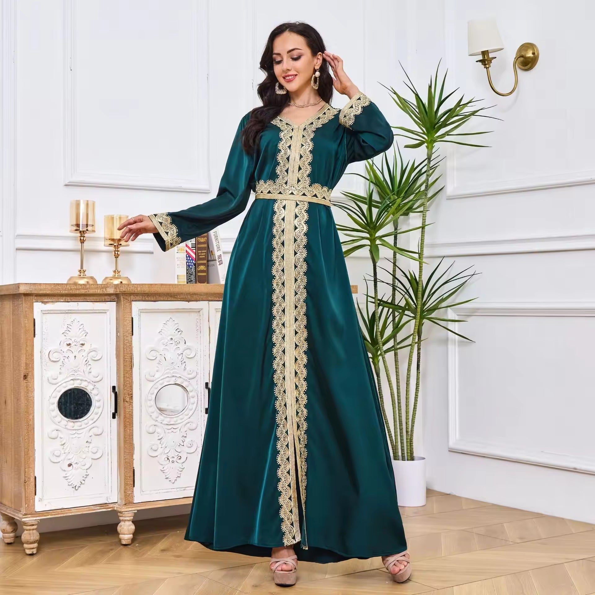 Mode Marokkaanse Abaya vrouwelijke Arabische vaste tape trim Volle mouw V-hals split zoom sjerpsels elegante chique dames lange jurk