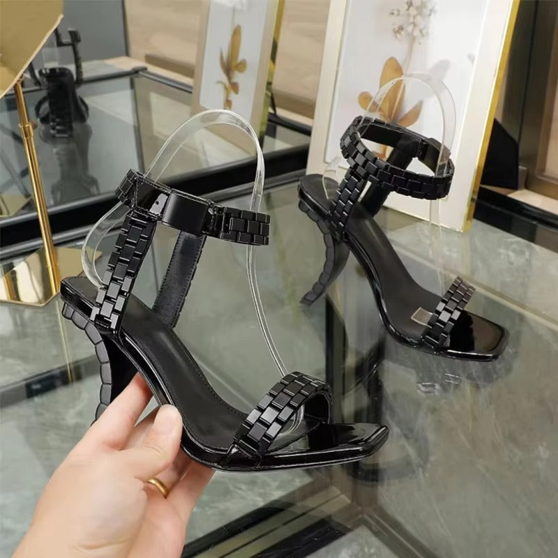 Vreemde stijl hoge hakken metalen horloge keten vierkant teen sandalen voor vrouwen zomer nieuwe mode damesschoenfeest catwalk