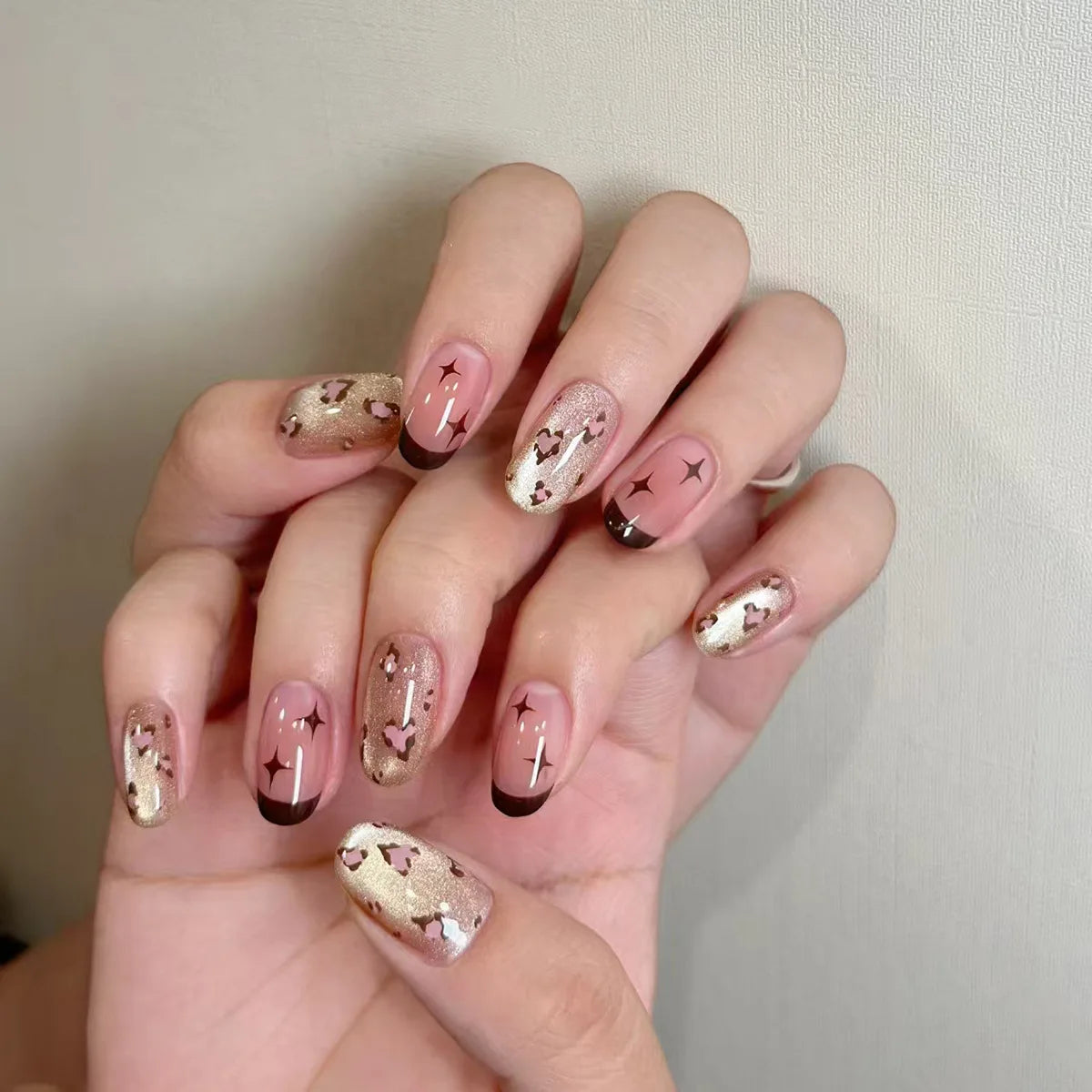 24Pcs Short Round Head Fake Nails Press on With 3D Gilded Magic Mirror Design False Nails Art Datachable Full Cover Nails Tips