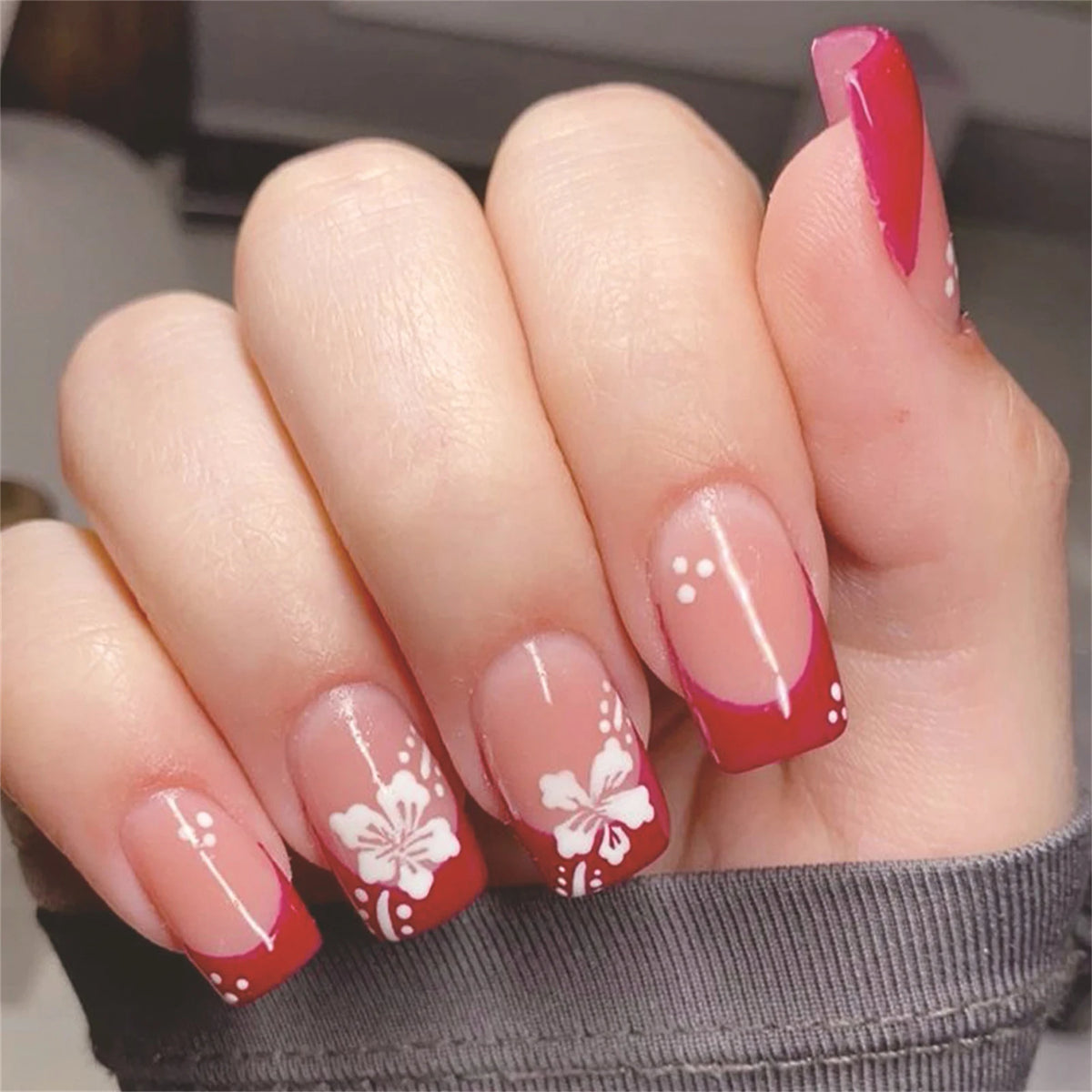 Red French Fake Nails 24Pcs Nude Color Square Head Press On Nails White Flower Printed Gentle Women Charm Manicure Nails Art