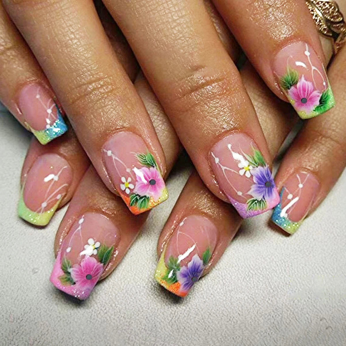 Short Square False Nail with Colorful Flower Rhinestone Design Simple French Fake Nail Fashion Wearable Press on Nails Art 24Pcs
