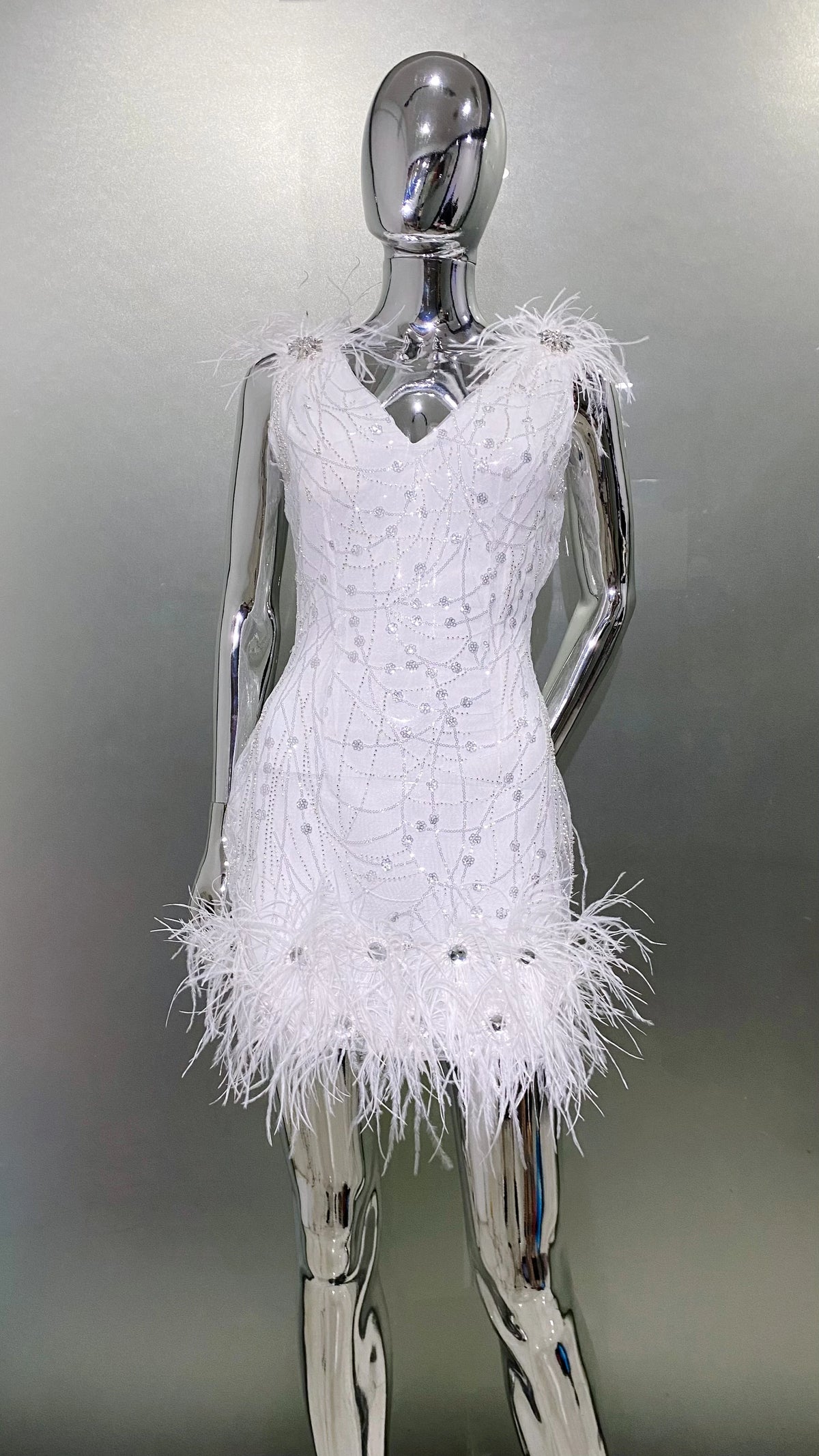 New Arrival White Color Women Sleeveless Sexy V-Neck Bodycon Mini Dress Feathers Sequins Celebrate Evening Party Birthday Dress