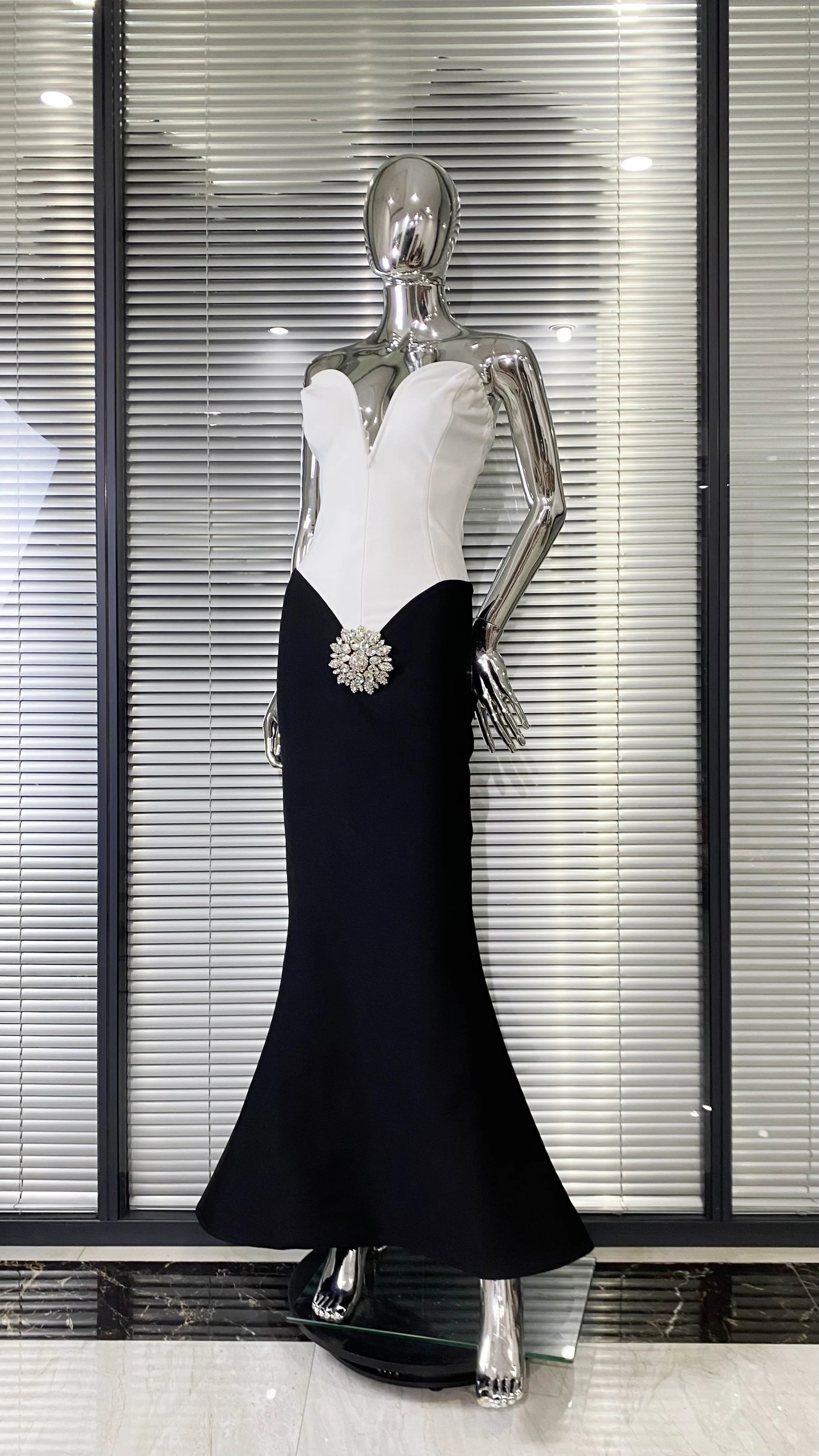 Top Quality Women Sexy Strapless Shinning Crystal Bodycon Long Bandage Dress Elegant Evening Party Celebrate Fashion Outfit