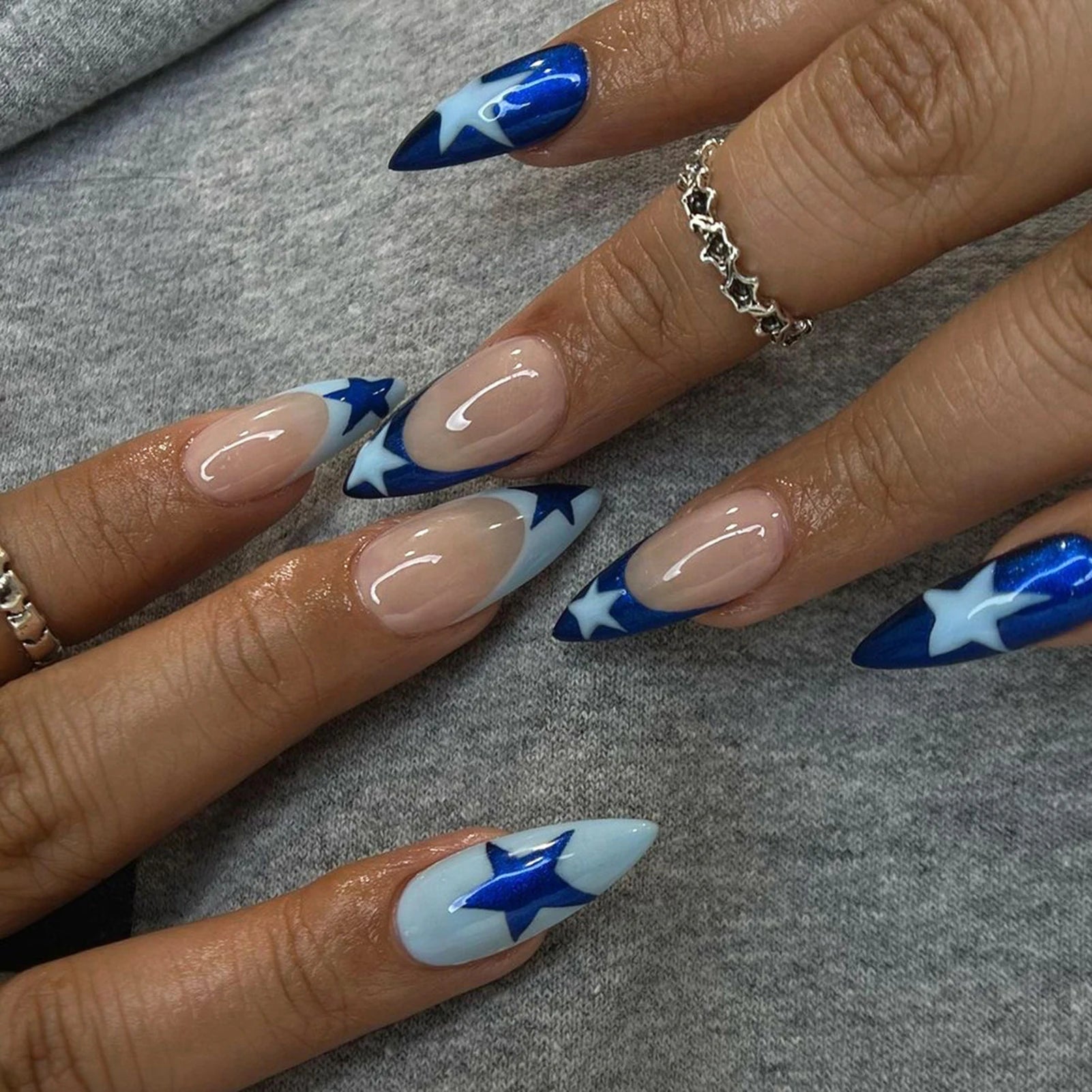 24Pcs Almond Press on Nails Y2K Star Diamond Designs for Cool Girls Nude Color Fake Nails for Women Full Cover False Nail Tips