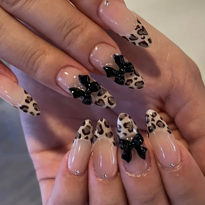 24 uñas postizas rosas estilo francés con diseños de lazo 3D, cortas y cuadradas, a presión, estilo coreano, para mujeres y niñas.