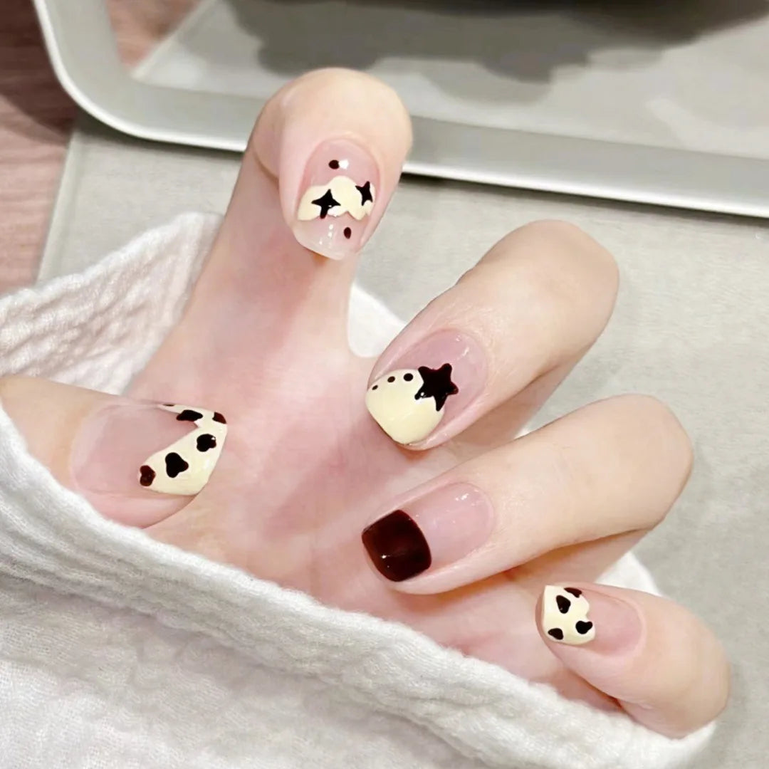 Y2K Black White Star Artificial Fake Nails Full Cover Short False Nail Removable Press on Nails for Women DIY Manicure 24Pcs