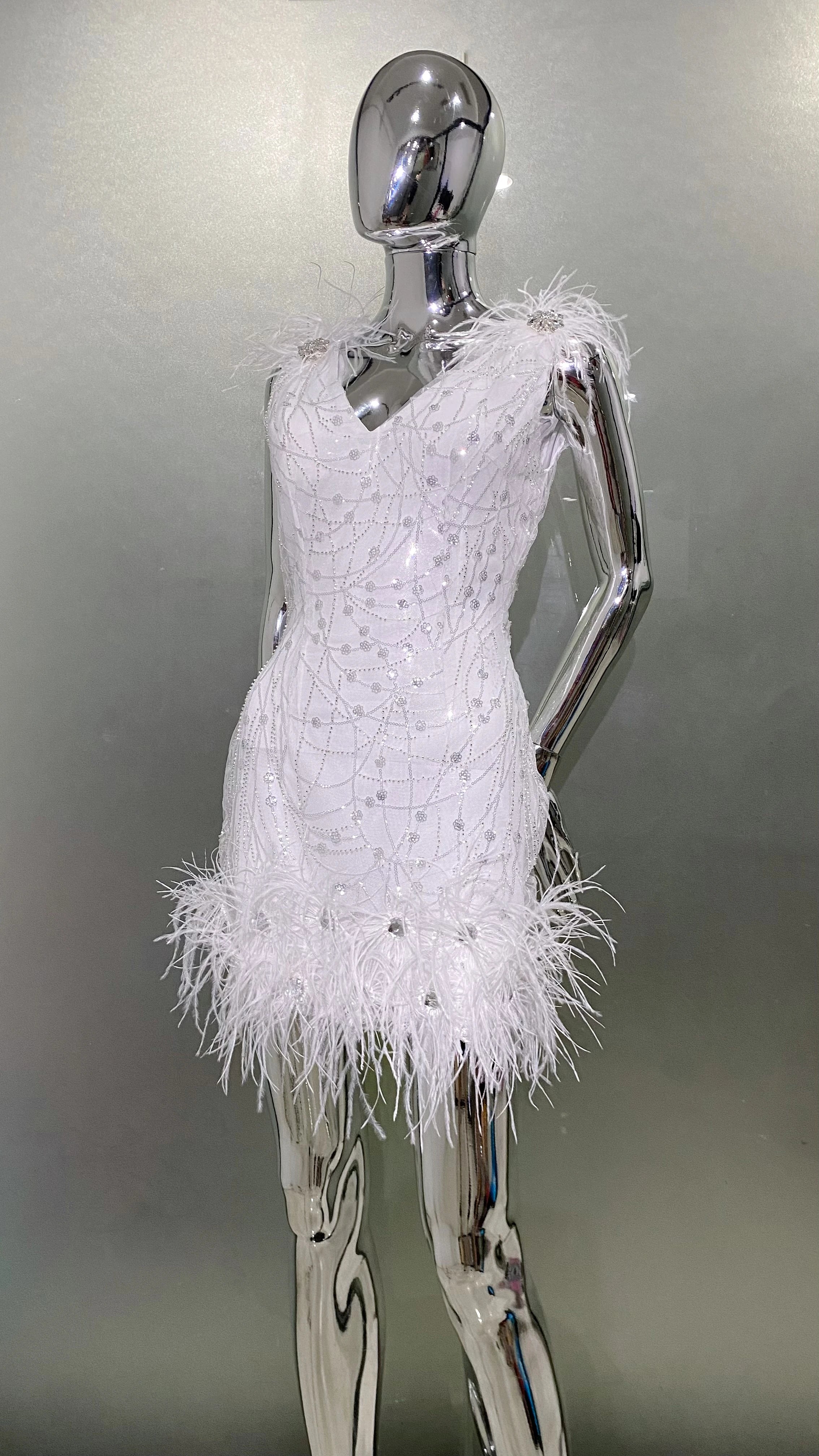 New Arrival White Color Women Sleeveless Sexy V-Neck Bodycon Mini Dress Feathers Sequins Celebrate Evening Party Birthday Dress