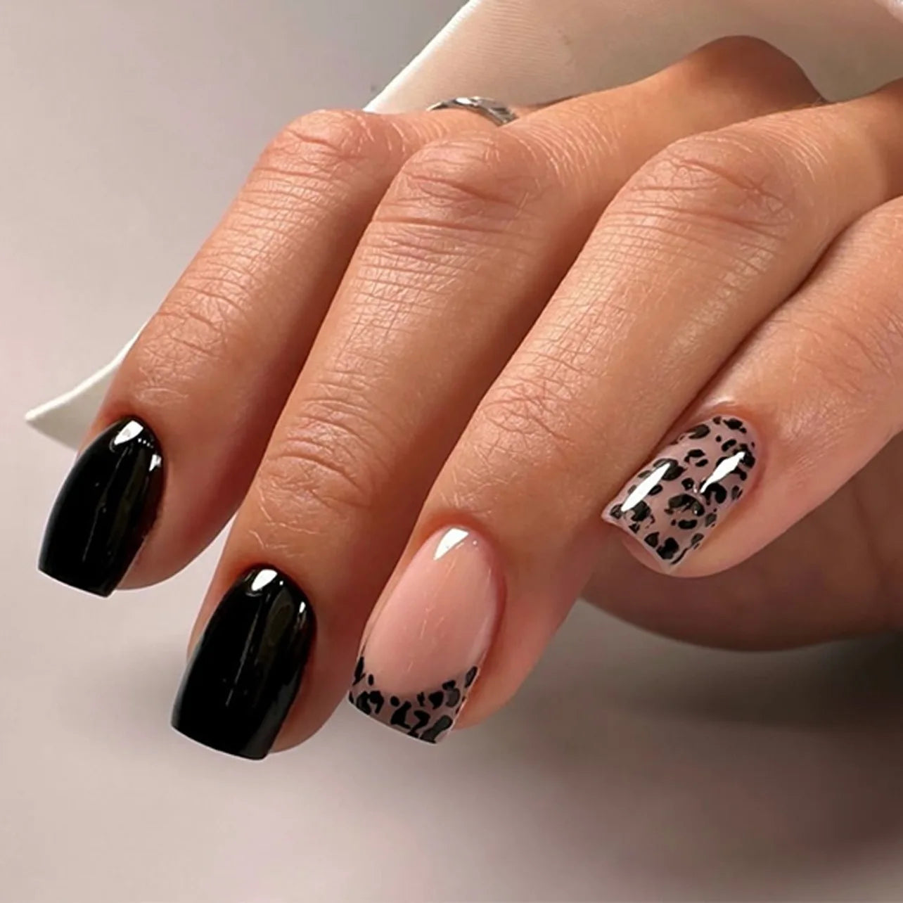 24Pcs Pink French Press on Nails Full Cover Small Broken Diamond Leopard Print Design Short Ballet 3d Gold Bow Nails Fashion Art