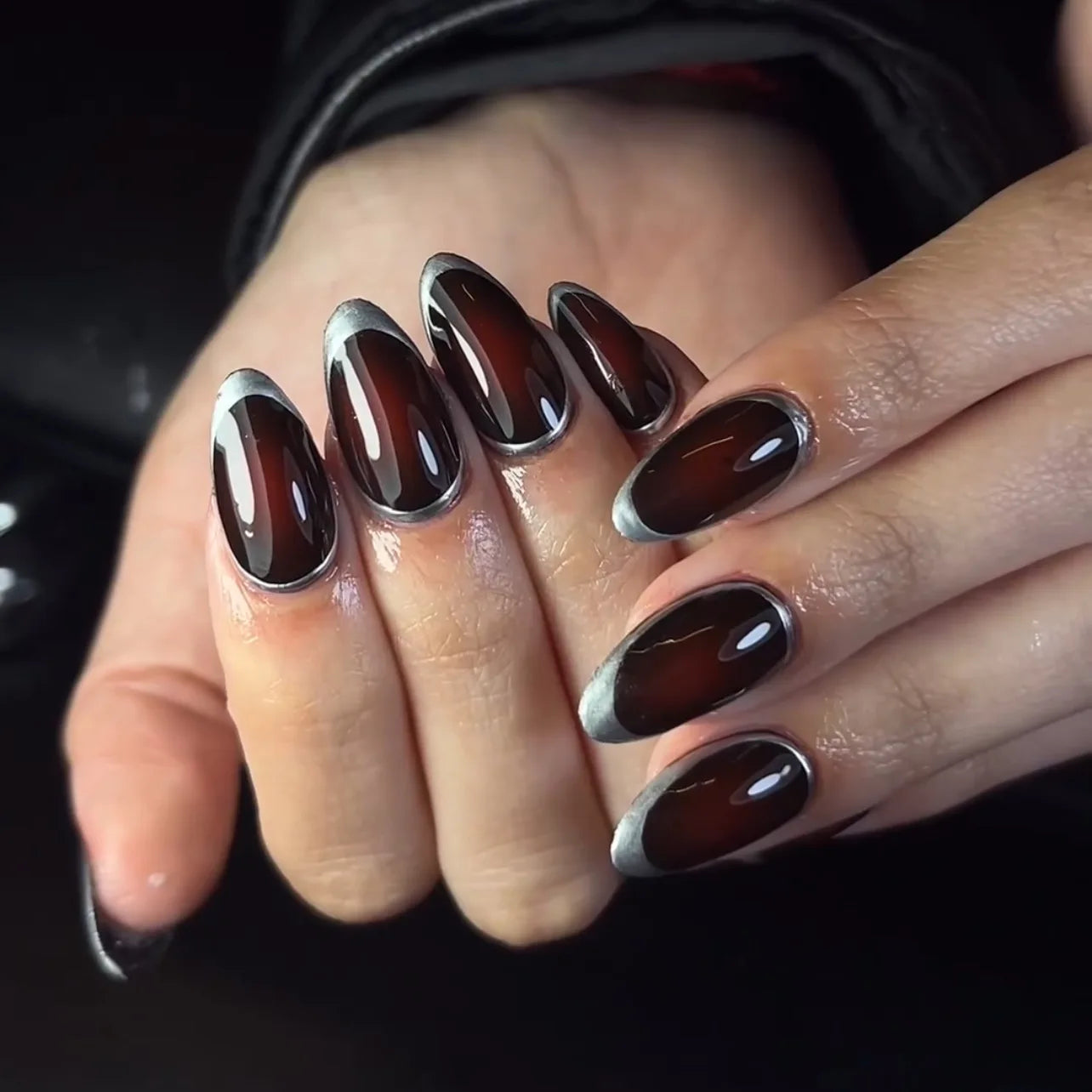 24Pcs Simple French Fake Nails Short Almond Glossy Round False Nails with Glue Gold Edge Press on Nail Wearable Finished Nails