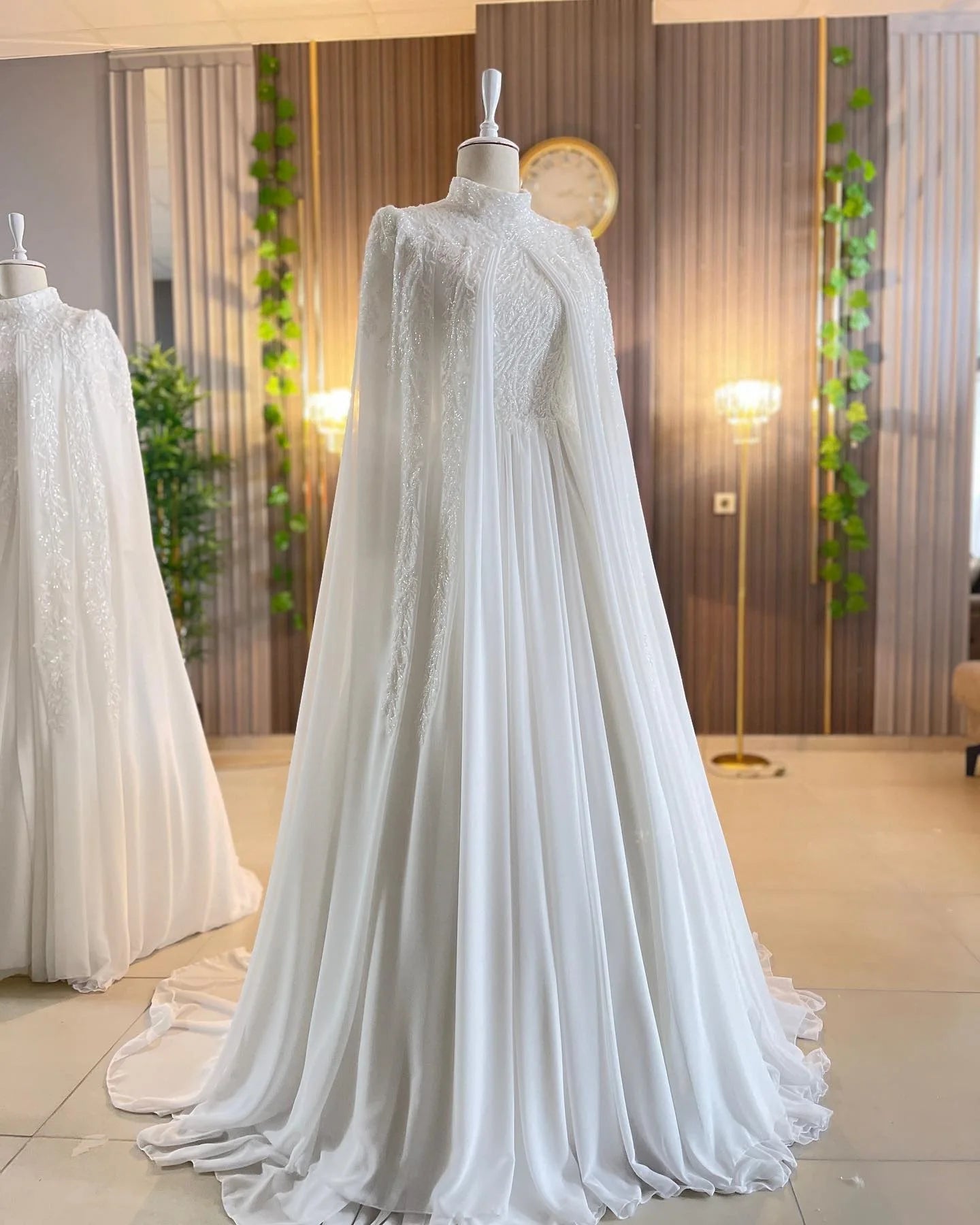 Maniche lunghe di lusso abito da sposa a-line musulmani in rilievo in rilievo abiti da sposa araba con Cape Robe de Mariée