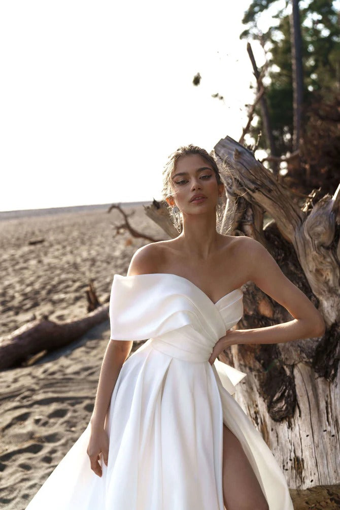 Sexy strand trouwjurken vrouwen split side een schouder bruid jurk satijnen trouwjurken zomer geplooide gewaad de mariage