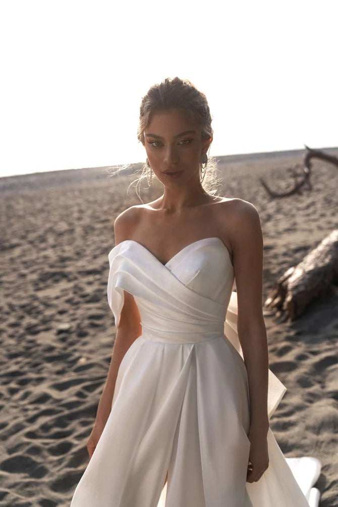 Sexy plage robes de mariée femmes fendu côté une épaule Robe de mariée Satin robes de mariée été plissée Robe de Mariage