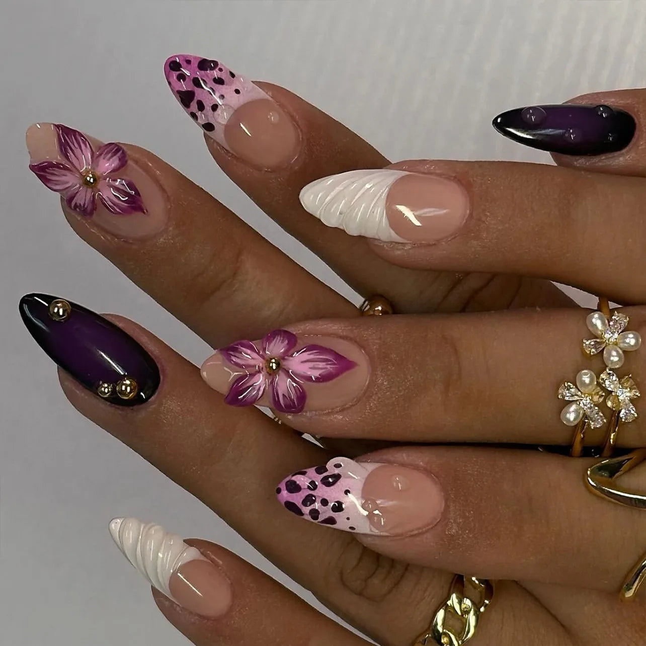 24Pcs Simple Press on Nails Full Cover Little Broken Diamonds Leopard French False Nails Stickers Blush Flowers Almond Manicure