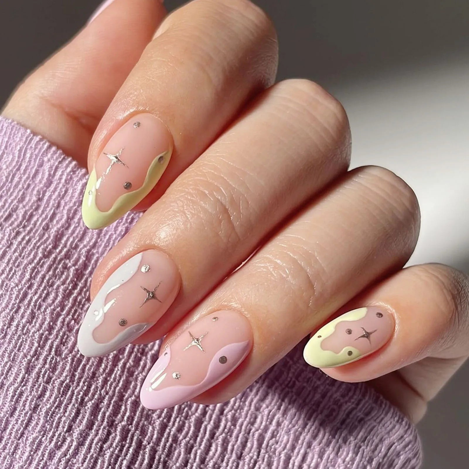 24Pcs Almond Press on Nails Y2K Star Diamond Designs for Cool Girls Nude Color Fake Nails for Women Full Cover False Nail Tips