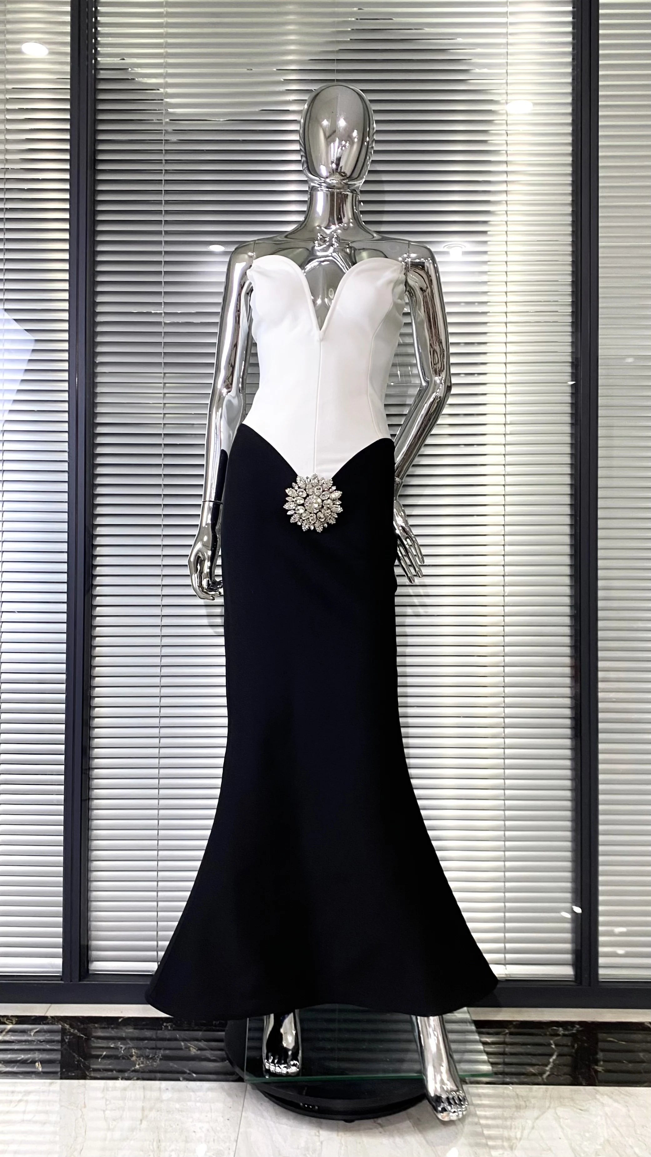 Top Quality Women Sexy Strapless Shinning Crystal Bodycon Long Bandage Dress Elegant Evening Party Celebrate Fashion Outfit