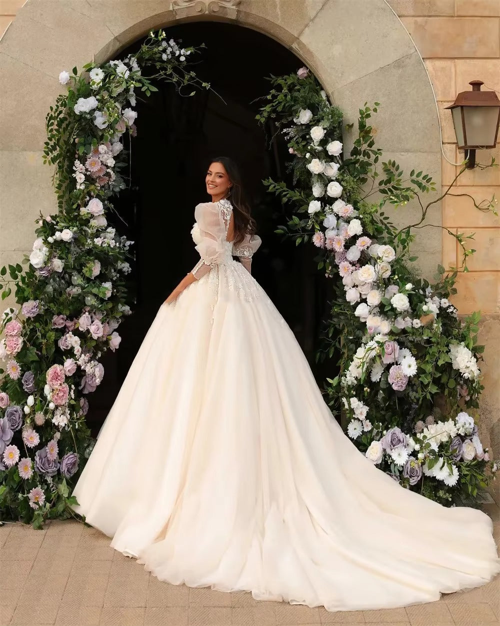 Abiti da sposa abito da ballo in pizzo di lusso per donna Elegante ricamo a maniche per soffio lungo o da sposa da sposa Open Back Sweep Train