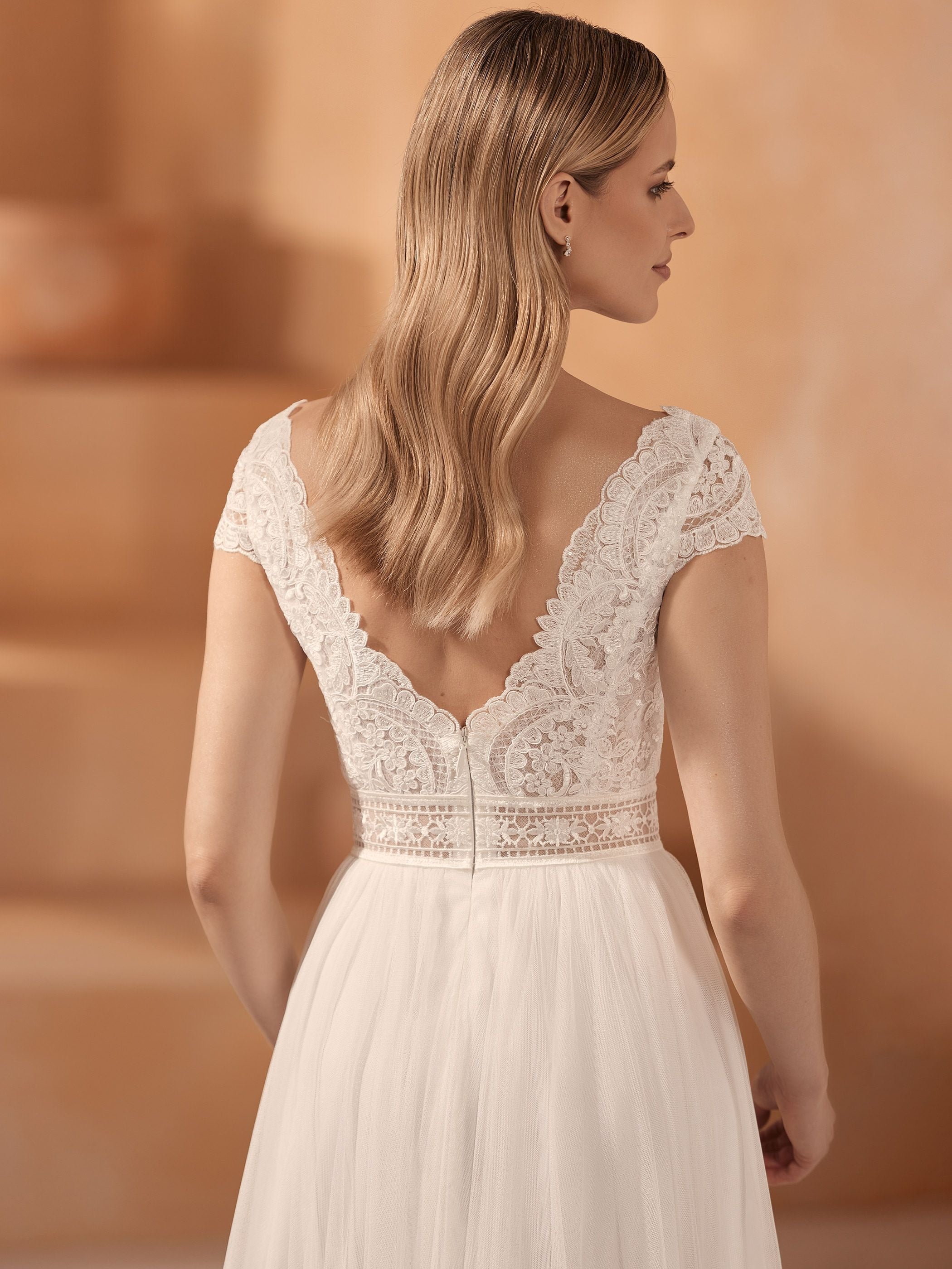 Elegant Fascinating Wedding Dresses Sexy Lace Appliques Beautiful Deep V-neck Short Sleeved High Slit Bridal Gowns