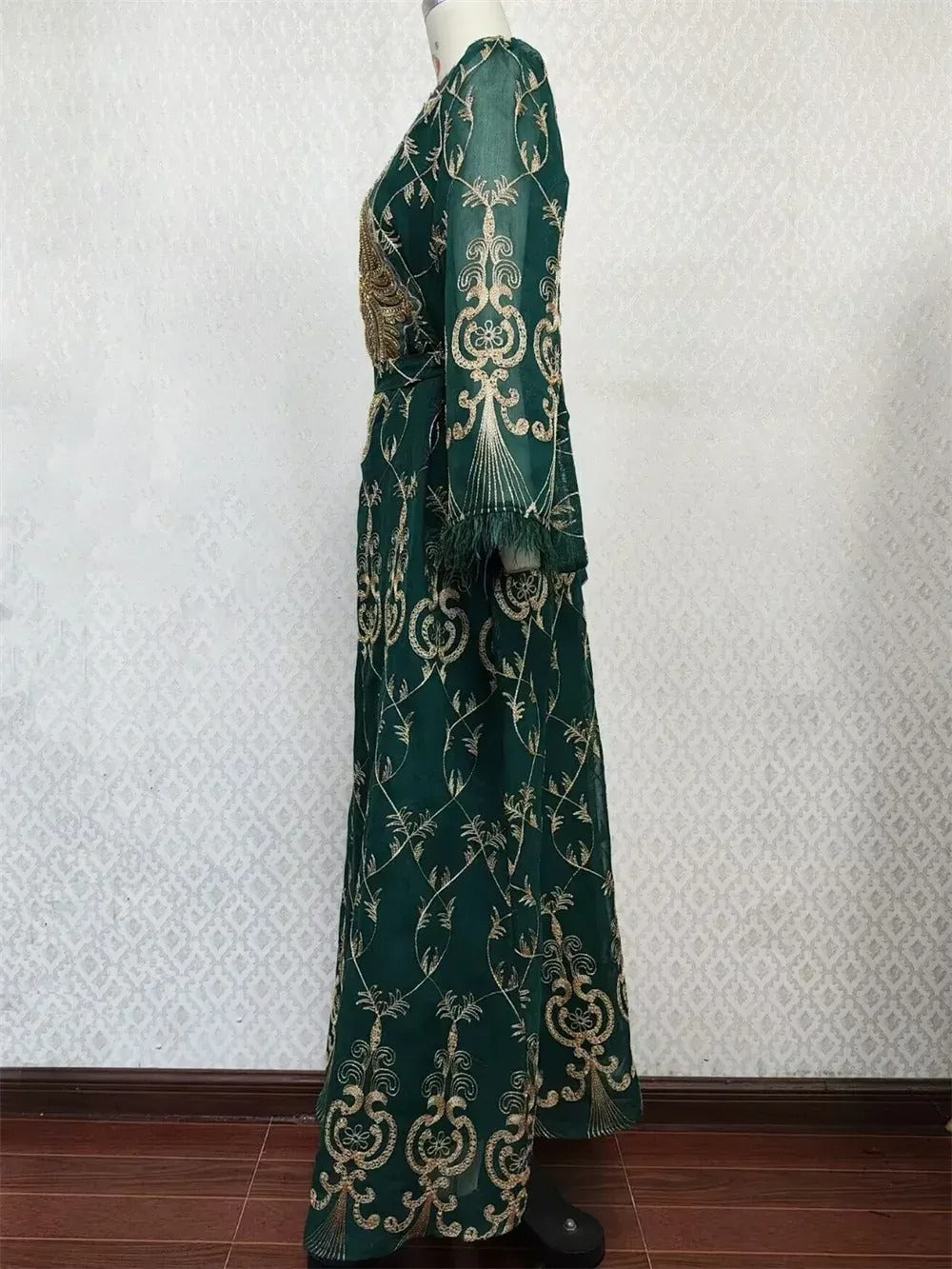 Dubai Gold Blumensticke Pailletten Feathers Patchwork Langarm gegen Kragen ethnische Partykleid mit Schärptern Eid al-Adha