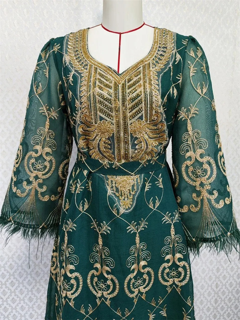 Dubai Gold Blumensticke Pailletten Feathers Patchwork Langarm gegen Kragen ethnische Partykleid mit Schärptern Eid al-Adha