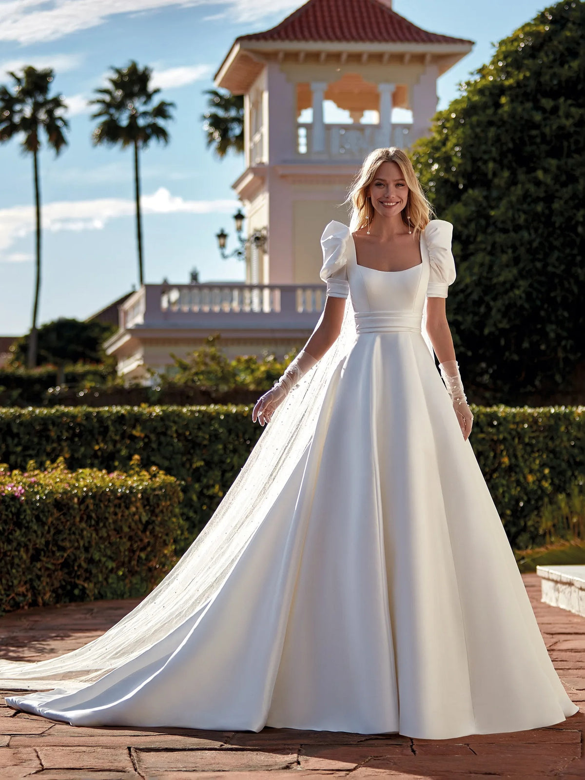 Elegante cuello cuadrado cuello una línea vestido de novia de boda manga corta sin espalda satén acanalado vestidos de boda de la iglesia Vestidos De Novia