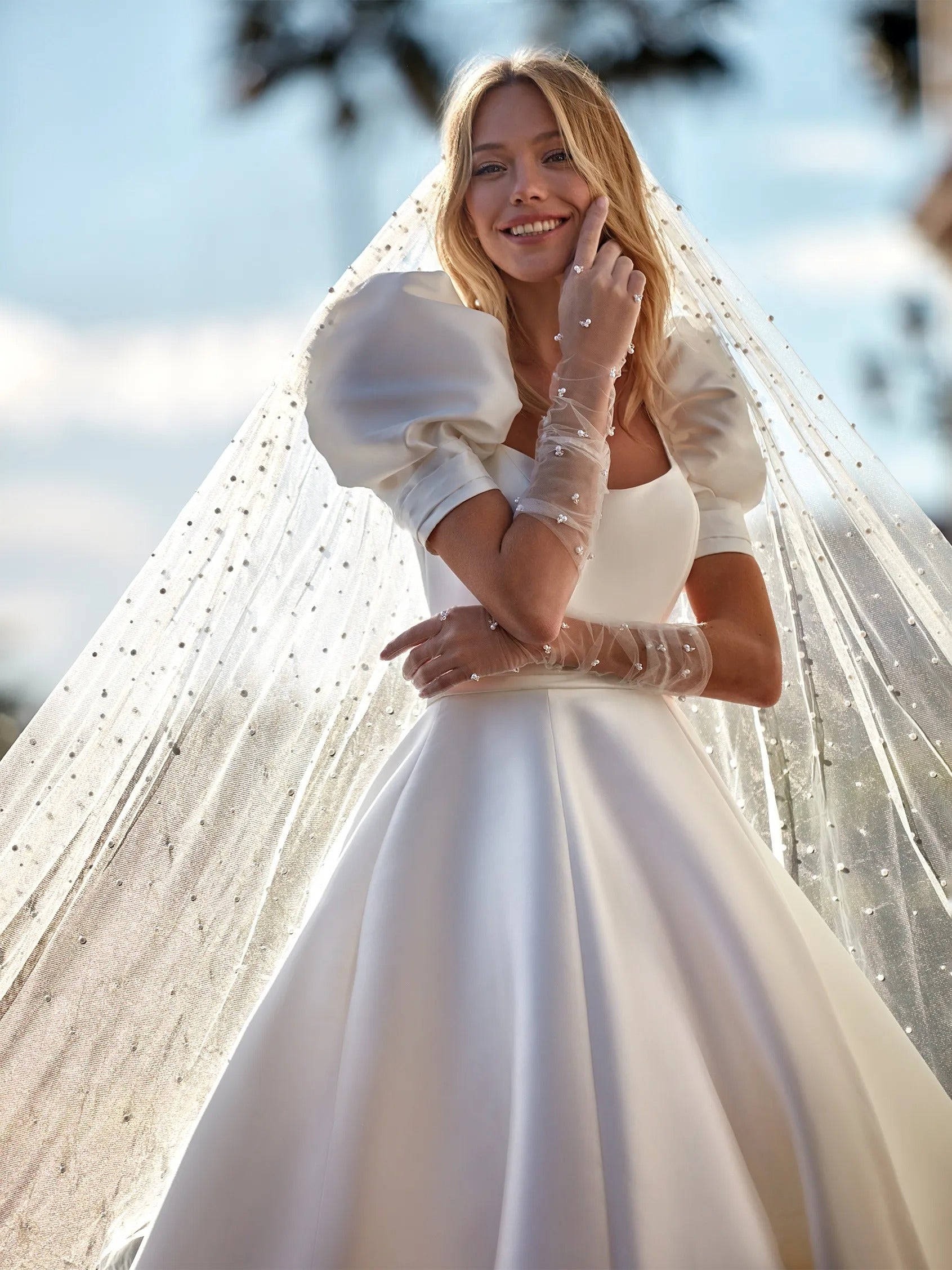 Elegante cuello cuadrado cuello una línea vestido de novia de boda manga corta sin espalda satén acanalado vestidos de boda de la iglesia Vestidos De Novia