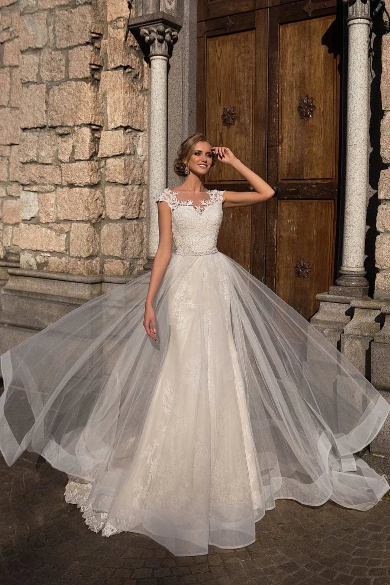 Robe De mariée exquise, col rond, manches cape, gaine, en Tulle, style Boho, boutons, Appliques en dentelle, Illusion De Train 