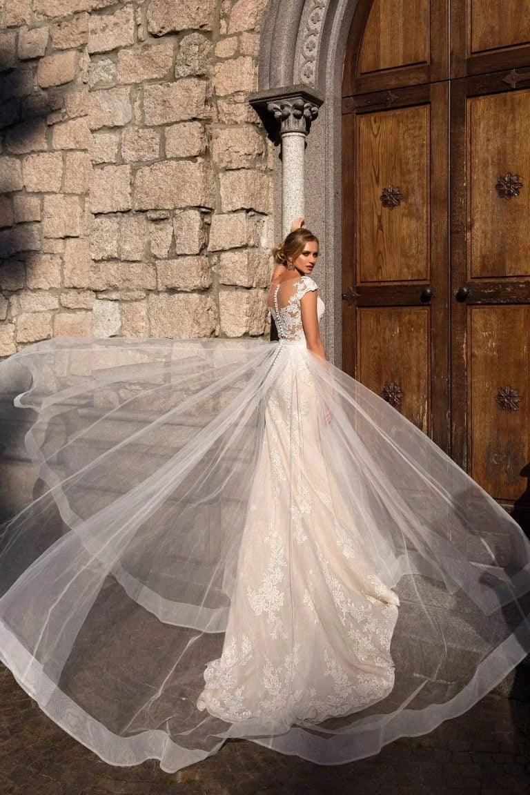 Robe De mariée exquise, col rond, manches cape, gaine, en Tulle, style Boho, boutons, Appliques en dentelle, Illusion De Train 