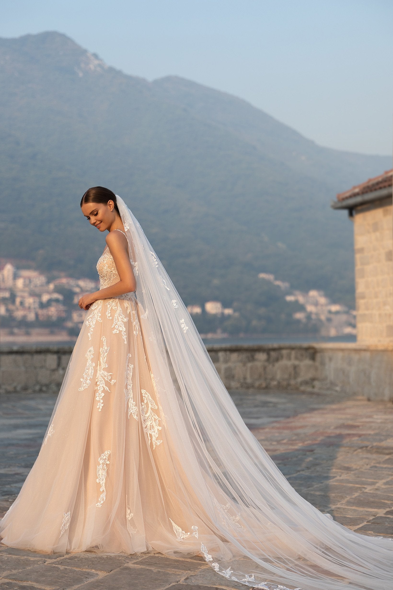 Vestidos de noiva de linha para mulheres Spaghetti tiras de lacas de renda vestido de noiva Vestido de noiva de praia