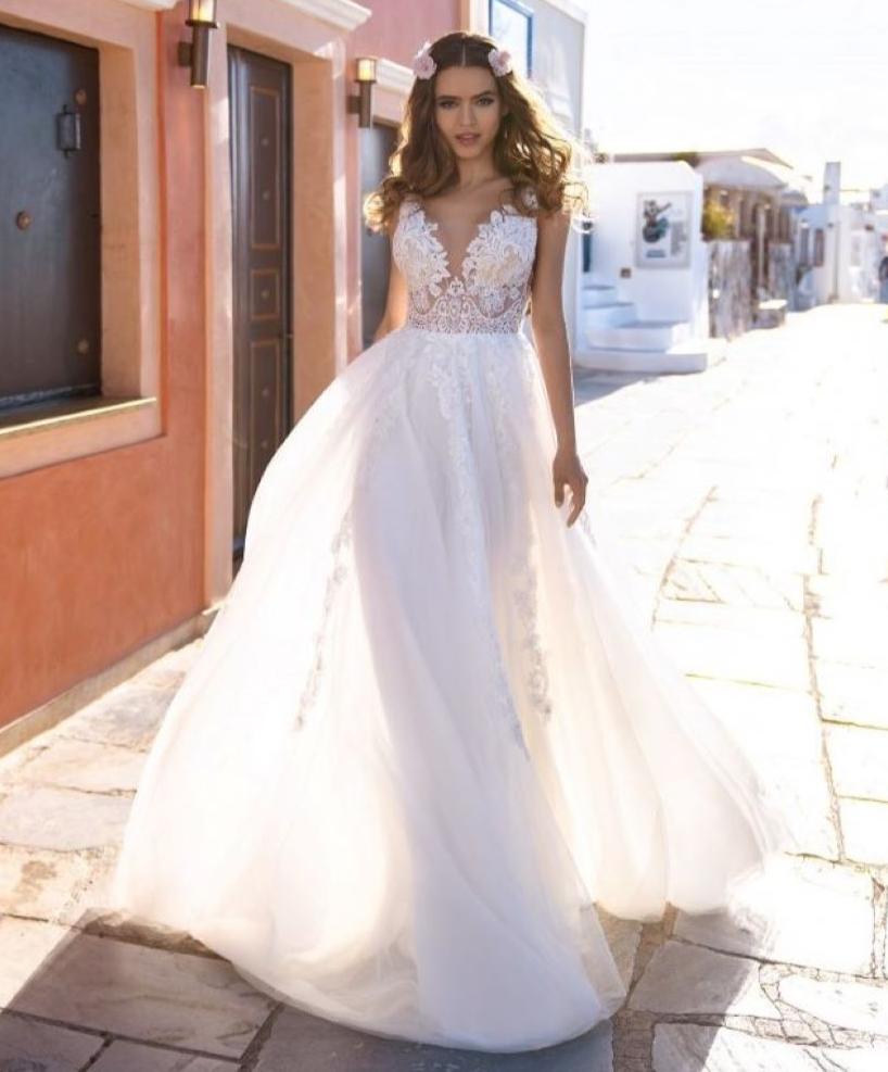 On Sale Charming Backless Lace Bridal Wedding Dresses Sleeveless V Neckline Appliqued Wedding Gowns for Bride Sweep Train