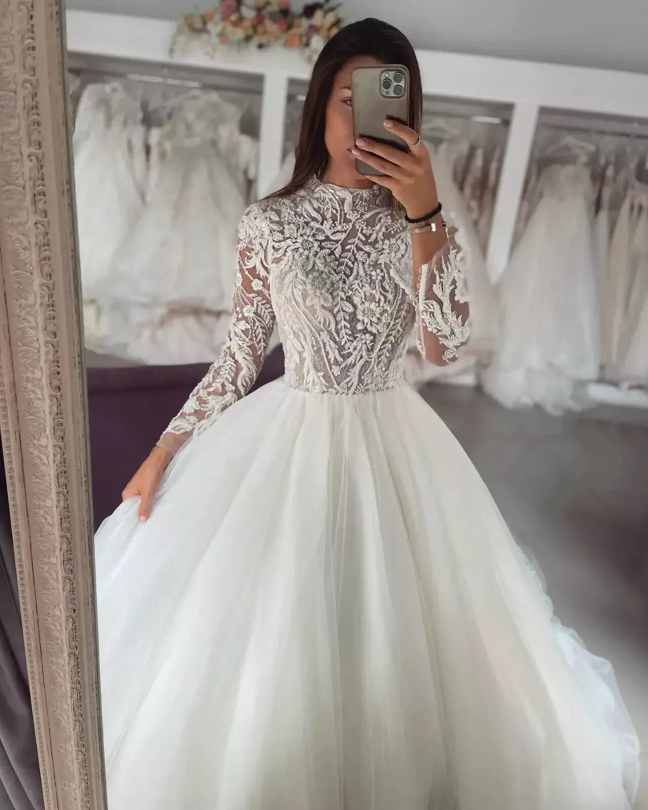 Schöne sexy Hochkragen flauschige Spitzenapplikationen faszinierende Brautkleider Langarm A-Line Romantic Braut Kleid