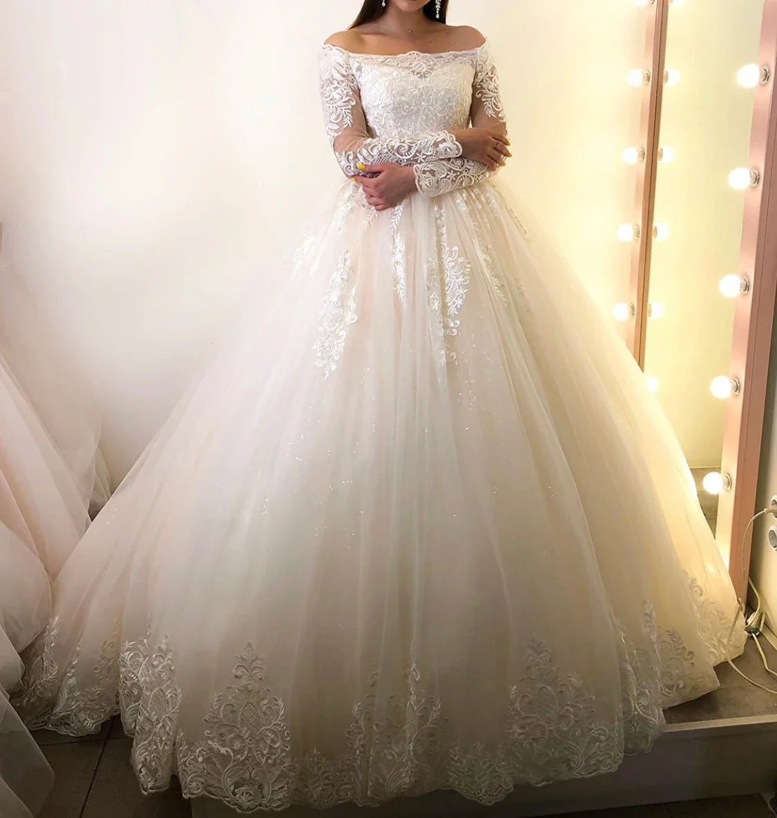 New Ball Wedding Dress Boat Neck Full Sleeve Lace Appliques Floor Length Sweep Train Gorgeous Bridal Gown Custom Made 100Cm